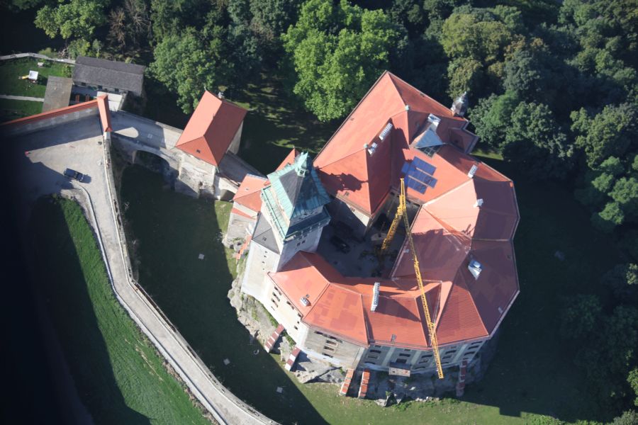 Schlossdach Sanierung mit Biberschwanz